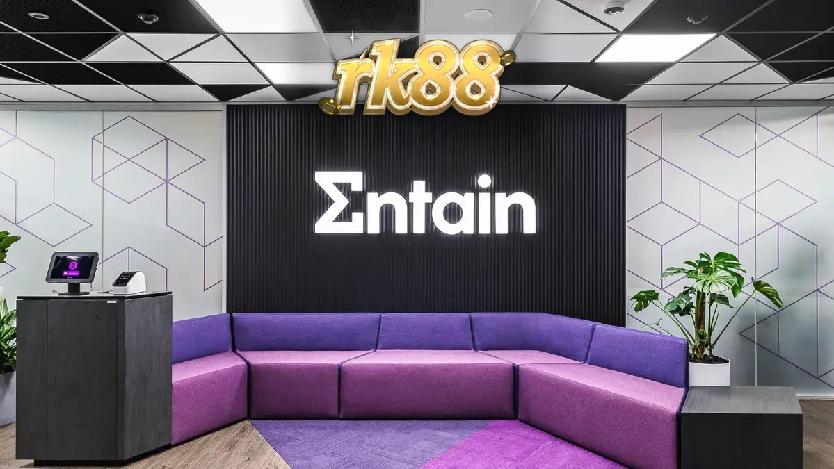 Pemandangan digital kasino daring modern dengan elemen slot dan taruhan olahraga.